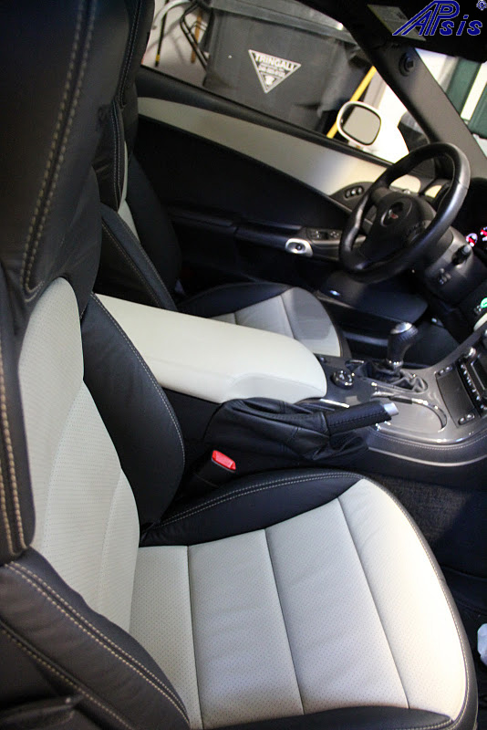 C6 2012 Seat-ebony + perf linen w-linen stitching-installed-6